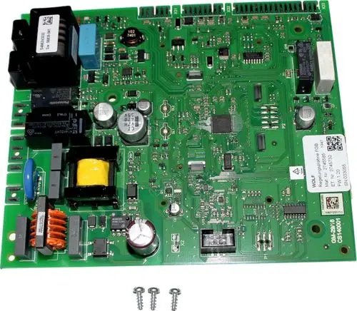 Regelungsplatine mit elektronischen Komponenten und der Marke Wolf, ausgestattet mit Relais und Kondensatoren, zur Steuerung technischer Prozesse.